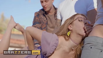 Angel Youngs Membuka Halaman Rumahnya Untuk Semua Orang, Dan Mulutnya Juga Terbuka Untuk Semua Yang Ingin Menyodokkan Kontol Mereka Ke Dalamnya