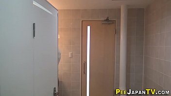 Gadis Jepang Direkam Saat Buang Air Kecil