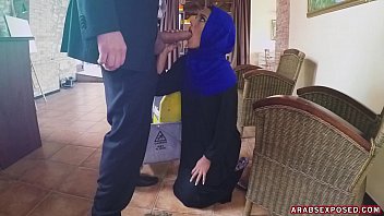 Pembantu Arab Mengisap Kontol Dengan Penuh Nafsu