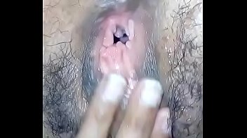 Gadis India Yang Menggoda Dengan Lekuk Tubuh Yang Memabukkan