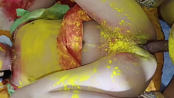 देवर ने भाभी की चोली खोलकर उसके नंगे बदन पर रंगों से होली खेली और गर्म चुदाई की