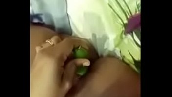 Bibi India Memasukkan Mentimun Ke Dalam Memek Dengan Suara Jernih