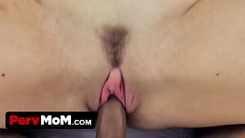 Anak Tiri Yang Baik Hati Membantu Ibu Tirinya Yang Berambut Cokelat Merapikan Bulu Kemaluannya