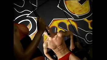 Nyomi Banxxx Menundukkan Budak Lelaki Untuk Dicambuki Pantatnya Lalu Memaksanya Menjilat Sepatu Botnya