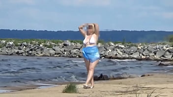 Ibu Seksi Di Pantai Dengan Bikini Putih Yang Menggoda