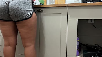 Cunhada Safada Surpreendida Na Pia Com As Mãos Na Espuma