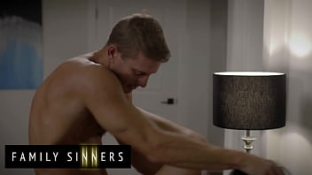 Alexis Tae Mendengarkan Ibu Dan Ayah Tirinya Bertengkar, Lalu Keluar Kamar Untuk Menghibur Ayah Tirinya Dengan Cara Yang Mesra – Skandal Keluarga