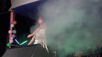 पार्टी में मचाती है धमाल सेक्सी भाभी का डांस