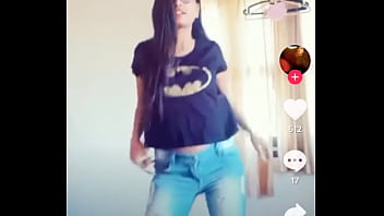 Tarian Menggoda Gadis Desa Yang Bikin Panas