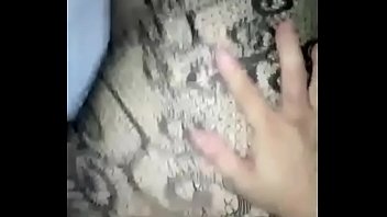 Gadis Tionghoa Dengan Stoking Jaring Hitam Menggoda Sambil Melompati Telur