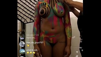 Tetesan Puting Payudara Terpeleset Saat Siaran Langsung Instagram