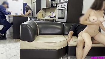 Menggoda Keponakan Di Pangkuan Sambil Mengelusnya Diam-diam Saat Keluarga Tak Melihat