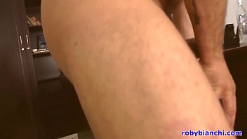 Omar Galanti Membuka Pantatnya Untuk Gadis Rusia Muda: Hennesy