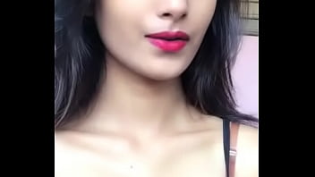 Gadis Desai Menggoda Dengan Kedip Mata Yang Menggairahkan