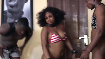 Pertama Kali Aku Dijejali Dua Kontol, Teman Kakak Tiriku Ikut Menggila