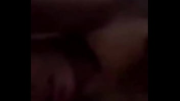 Cina Hitam Mencoba Lip Glos Baru Miliknya Sendiri