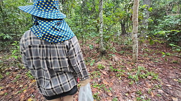 สาวไทยชวนสำรวจป่าลึก เปิดประสบการณ์เก็บเห็ดพร้อมโชว์เร้าใจในธรรมชาติ