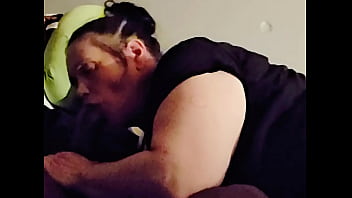 Anak Berprestasi Unggul Memuaskan Hasrat Ibu Tirinya Dengan Keahlian Oral Yang Memikat