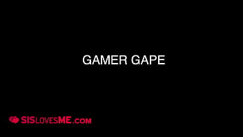 Pemuda Beruntung Memperbolehkan Adik Tiri Blonde Mungilnya Bermain Dengan Konsolnya, Asalkan Dia Juga Mau Memainkan Kontolnya