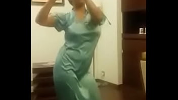 Bhabhi Menggoyangkan Tubuhnya Dengan Liar Dan Penuh Gairah