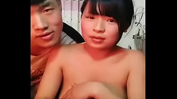 Payudara Montok Gadis Tionghoa Dengan Rok Mini