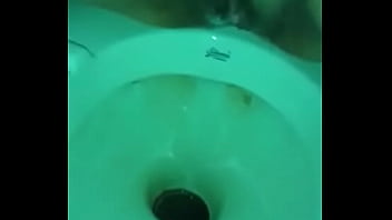 Istri India Desi Buang Air Kecil Dengan Liar