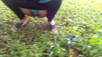 Wanita India Yang Sedang Buang Air Kecil