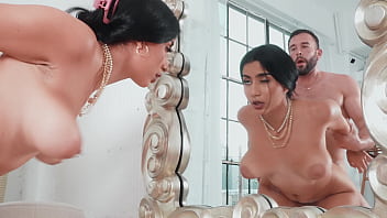 Gadis Arab Berpayudara Besar Alami Digencet Penis Raksasa