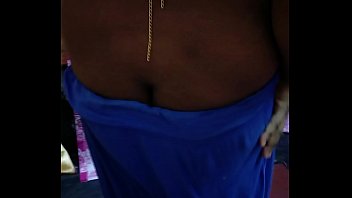 Gadis Seksi Desi Memamerkan Asetnya Saat Melepas Saree