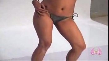 Gadis India Seksi Bergoyang Di Pantai Dengan Bikini Ketat