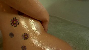 Gadis Asia Bertetek Besar Mengocok Memeknya Di Kamar Mandi