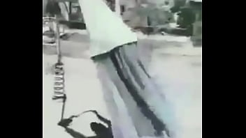 Wanita Terbang Dengan Teks Arab Yang Menggairahkan