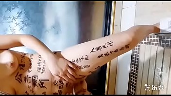 厕奴贱妻的淫虐调教：狗链牵行、当众排泄、双穴贯穿、剃毛沐浴、内射灌精