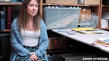 Petugas Lp Menggesekkan Kontolnya Ke Liang Basah Raven Reigns Dari Belakang Saat Dia Membungkuk!