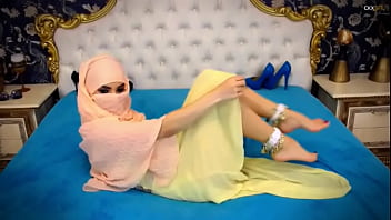 Arab Berjilbab Menggoda Dengan Kaki Seksi Di Depan Webcam