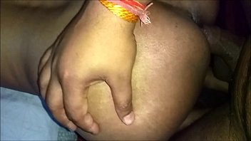 देसी बीबी की गांड मारते हुए जोर-जोर से चोदकर अपना सारा माल उसके अंदर गिरा दिया