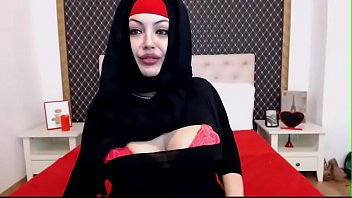 Nayra, Gadis Muslim Arab Montok Berhijab Goyang Panas Di Depan Webcam