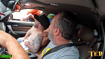 Mulato Carioca Thais Gomes Apronta E Chupa Os Peitos De Uma Mulher Na Rua Durante A Carona