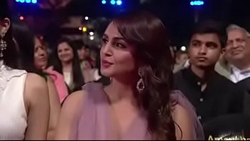 Gadis India Yang Menggoda Dengan Lekuk Tubuh Sensual Dan Tatapan Mata Penuh Gairah