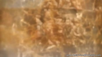 Membasahi Mawar India Dengan Hujan Kenikmatan