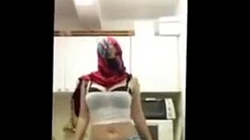 Desi Memamerkan Tubuhnya Dengan Dua Jepretan Panas