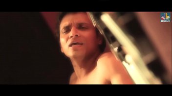 Adegan Panas Penyanyi India Tampilkan Payudara Dalam Video Klip Romantis