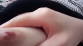 Gadis Tionghoa Menggoda Kamera Dengan Pose Panas