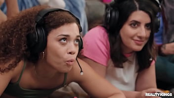 Mode Kerja Sama Yang Panas Untuk Gadis Gamer