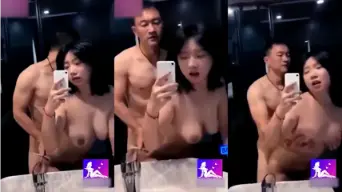 Gadis Remaja Cina-indonesia Dihardiki Dari Belakang Oleh Pria Tua