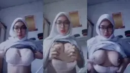 Gadis Sma Berhijab Berkacamata Yang Menggairahkan