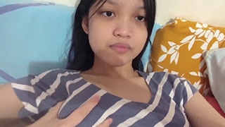 Gadis Smp Pamer Payudara Montok Di Kamar Tidur