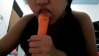 Mahasiswi Menggoda Dirinya Dengan Wortel Yang Menggairahkan
