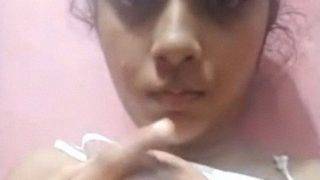 Payudara Permen Karet Desi Terekspos