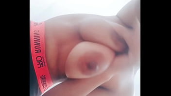 ثديي يثبتان على قضيبك وأنا مشتعلة بشهوة تدفعك لاحتضاني من صدري، آه، ثم تفيض حليبك عليّ.